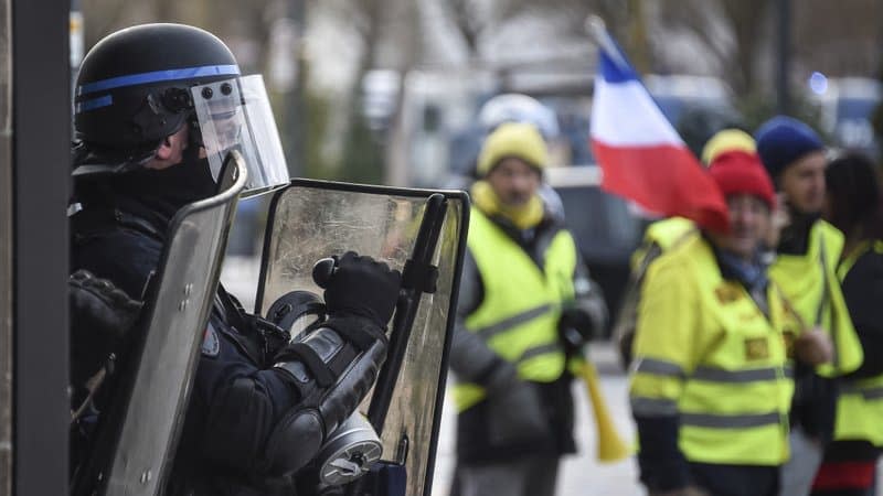 Un CRS face à des gilets jaunes  - Sébastien Bozon/AFP