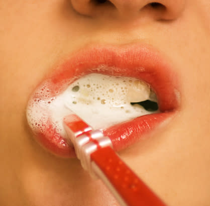 Incluso sin usar pasta, el cepillado protege tus dientes / Foto: Thinkstock
