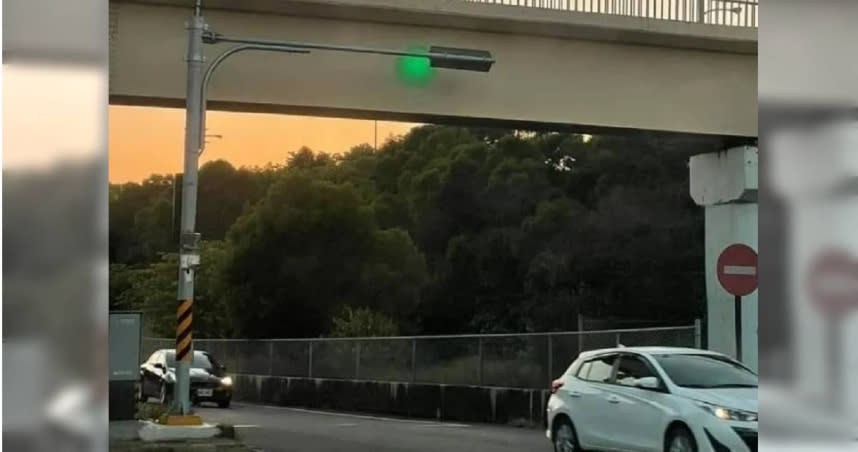 新竹出現特殊的「投影式紅綠燈」。（圖／翻攝自Andy老爹臉書）