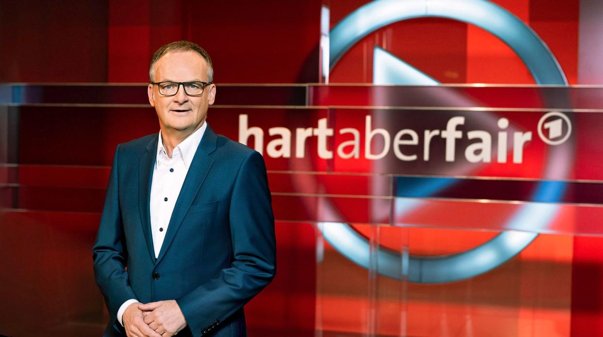 Am Rosenmontag entfällt die geplante TV-Karnevalssitzung am Abend. Stattdessen bespricht Frank Plasberg bei "Hart aber fair" die aktuelle politische Lage mit seinen Gästen. (Bild: WDR / Stephan Pick)