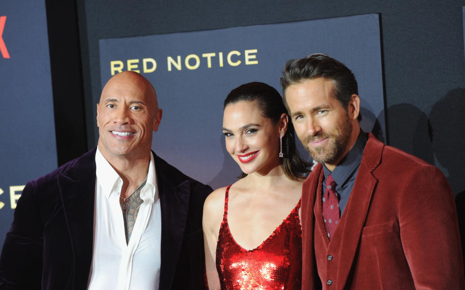 Dwayne Johnson, Gal Gadot y Ryan Reynolds. (Photo by Albert L. Ortega/Getty Images)