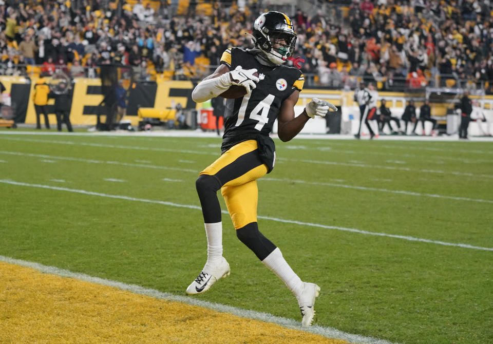 George Pickens, receptor de los Steelers de Pittsburgh, anota en el encuentro del sábado 23 de diciembre de 2023, ante los Bengals de Cincinnati (AP Foto/Gene J. Puskar)