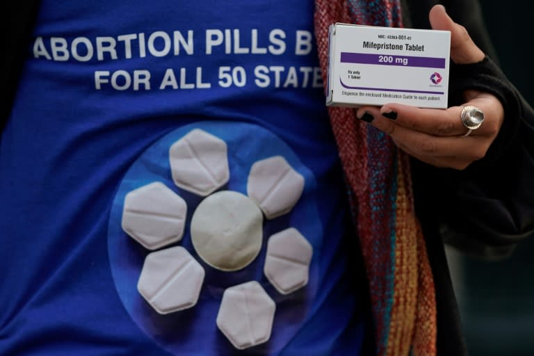 Une boîte de mifépristone (RU 486), utilisée dans près de deux tiers des avortements aux Etats-Unis, lors d'une manifestation devant la Cour suprême, le 26 mars 2024 à Washington (Drew ANGERER)