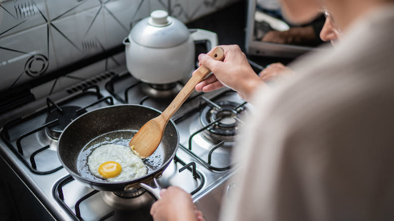 woman frying skllet egg