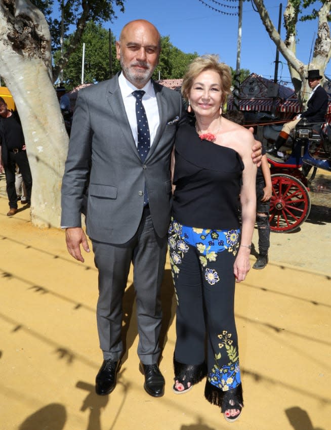 El romántico beso de Ana Rosa Quintana y su marido en la Feria de Abril