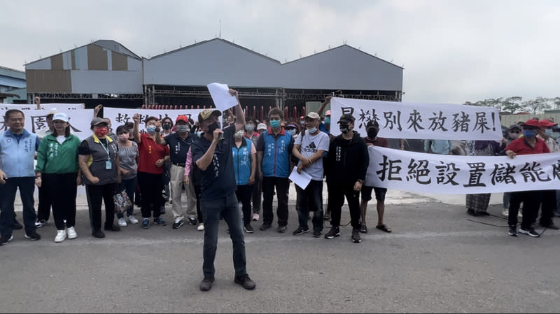 昌懋公司計畫在高雄林園廠區設置儲能廠，引起地方民怨，數十名居民26日上午前往當地拉布條抗議。（讀者提供）中央社記者洪學廣傳真 112年5月26日