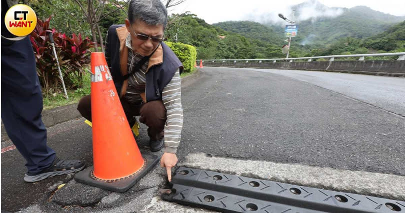  樹興里里長候選人陳智洲發現跨山大橋滿是龜裂和破洞，多次陳報市府希望修繕卻未獲回應。（圖／劉耿豪攝）