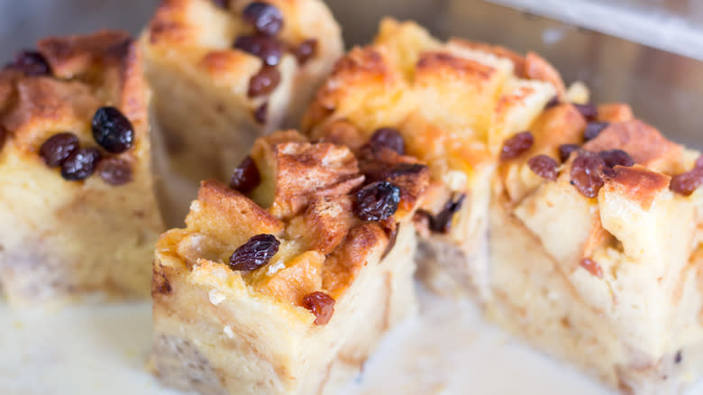 bread pudding with raisins