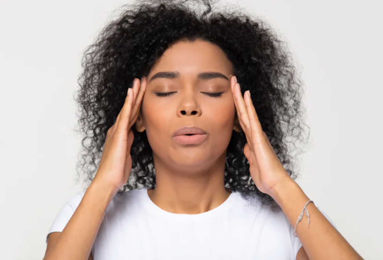 <span class="caption">La ansiedad es parte de la vida, pero no debe apoderarse de su vida.</span> <span class="attribution"><a class="link " href="https://www.shutterstock.com/image-photo/nervous-african-woman-breathing-calming-down-1296335485" rel="nofollow noopener" target="_blank" data-ylk="slk:fizkes/Shutterstock.com;elm:context_link;itc:0;sec:content-canvas">fizkes/Shutterstock.com</a></span>