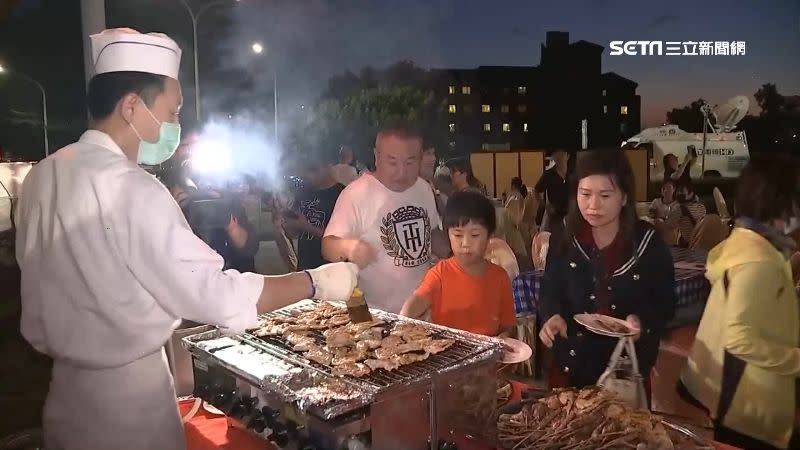 看準烤肉步驟繁瑣，飯店推出主廚代烤服務。