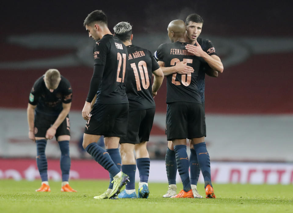 Los jugadores del Manchester City festejan su victoria de 4-1 sobre el Arsenal en un encuentro de la Copa de la Liga inglesa, realizado el martes 22 de diciembre de 2020 (AP Foto/Frank Augstein)