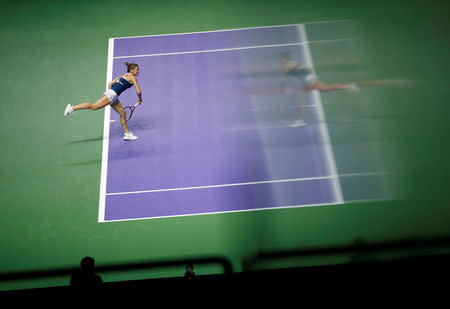 Tennis - Singapore WTA Finals Singles - National Indoor Stadium, Singapore - 23/10/16 - Simona Halep of Romania in action against Madison Keys of the U.S. REUTERS/Edgar Su