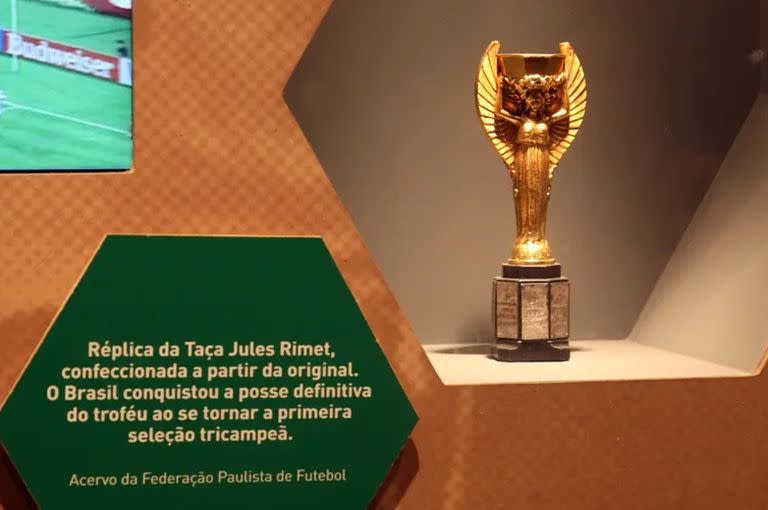 La réplica del trofeo Jules Rimet realizada por la CBF y expuesta en el Museo do Futebol, en Río de Janeiro