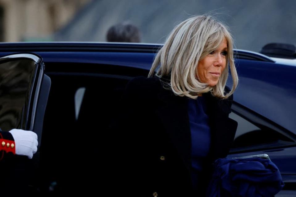 Brigitte Macron devant Le Louvre à Paris le 30 novembre 2022 - SARAH MEYSSONNIER / POOL / AFP