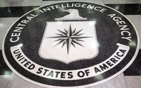 La CIA usó amenazas sexuales y otros métodos para interrogar a sospechosos de terrorismo detenidos en cárceles secretas, algo que no fue efectivo y nunca produjo información que llevara a desbaratar complots inminentes, según un informe de la Comisión de Inteligencia del Senado dado a conocer el martes. En la imagen, el logo de la CIA en su sede en Langley, EEUU, en una fotografía del 3 de marzo de 2005. REUTERS/Jason Reed
