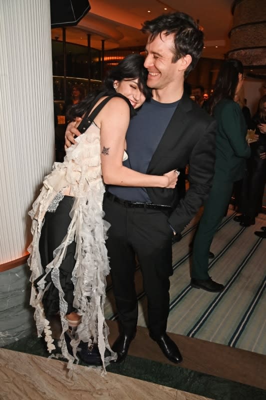 Los rumores de romance entre Luke Thompson y Harriet Cains comenzaron el pasado mes de enero cuando acudieron juntos a la fiesta de Vanity Fair Rising Stars