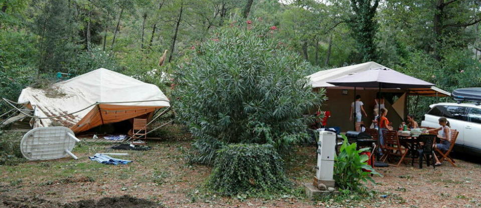 Dans ce camping de Sagone, la tempête a fait de nombreux dégâts. Une vacancière a perdu la vie, un arbre étant tombé sur son bungalow.  - Credit:PASCAL POCHARD-CASABIANCA / AFP