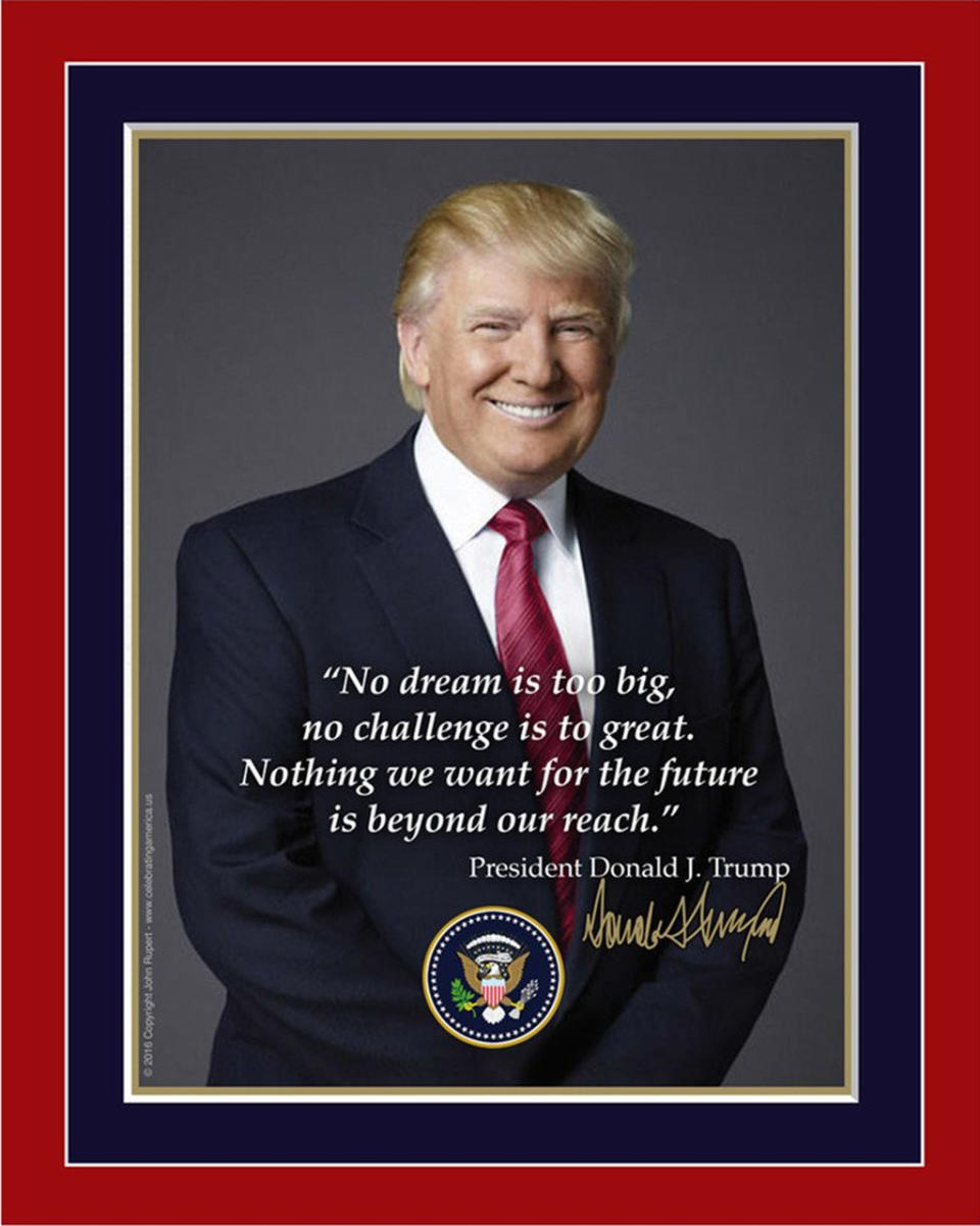 <p>Gerade erst wurde das offizielle Präsidentschafts-Poster von Donald Trump auf der Homepage der Library of Congress zum Verkauf freigegeben, da ist es auch schon wieder aus dem Netz verschwunden. Der Grund: Ein peinlicher Schreibfehler mitten auf dem Bild! Auf dem Foto des breit grinsenden Donald Trump war das Zitat “No dream is too big, no challenge is to great. Nothing we want for the future is beyond our reach” aufgedruckt. Natürlich blieb der dicke Tippfehler im ersten Satz nicht lange unbemerkt. Auf Twitter folgte eine Welle der Schadenfreude, mit zahlreichen Kommentaren, die sich über den Typo lustig machten. So schrieb ein amüsierter User etwa: “Das bringt die Kampagne von Donald Trump auf den Punkt”, während ein anderer zwitscherte, “Holt euch euer offizielles Trump-Poster von der Library of Congress. Extra ‘o’ in 'too’ ist separat erhältlich.” (Bild: Library of Congress via archive.org)</p>