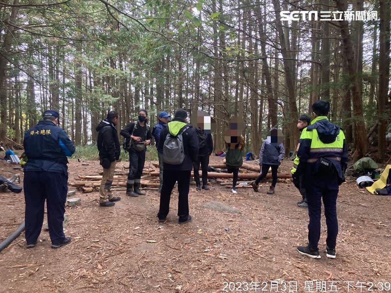 21名山友在八仙山林班地撿林木營火炊煮，遭警方法辦。（圖／東勢林管處提供）