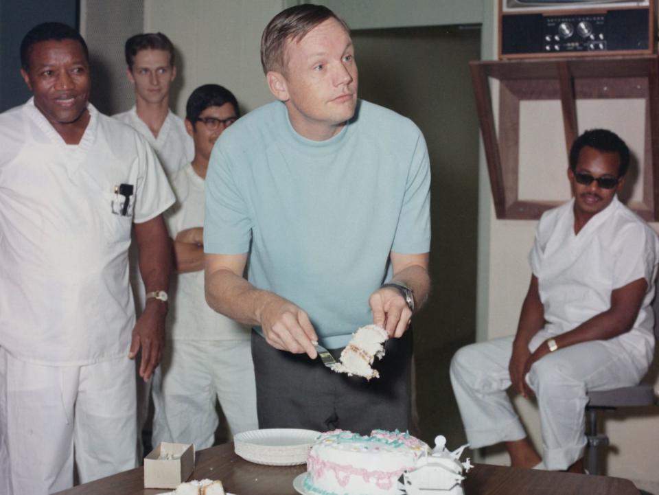 Ein Stückchen Kuchen gefällig? An seinem 39. Geburtstag musste sich Neil Armstrong am 5. August 1969 noch in der Quarantäne feiern lassen. Später mied Armstrong die große Öffentlichkeit, da ihm der große Rummel um seine Person eher suspekt war. Er sei ein "widerwilliger Held" gewesen, erklärte seine Familie, auch seine Kollegen rühmten seine Bescheidenheit. (Bild: Space Frontiers/Getty Images)