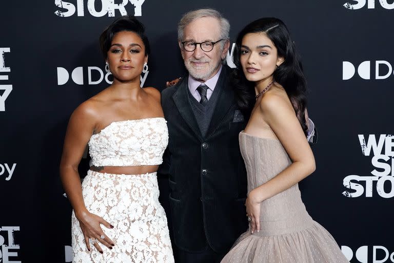 Spielberg, junto a Ariana DeBose y Rachel Zegler, las principales figuras femeninas del elenco de Amor sin barreras, en el estreno mundial de la película 