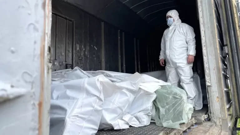 Los cuerpos de decenas de soldados rusos muertos cerca de Kiev, colocados en vagones de tren refrigerados