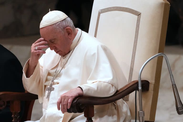 El papa Francisco asiste a su audiencia semanal en el salón Pablo VI del Vaticano, el miércoles 14 de diciembre de 2022. (AP Foto/Domenico Stinellis)