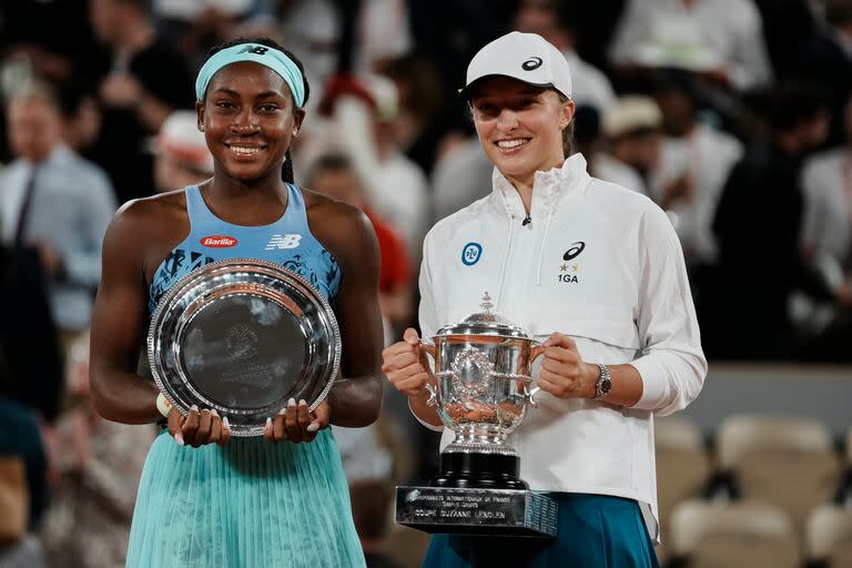 Coco Gauff e Iga Swiatek, finalista y campeona, respectivamente, en la final de Roland Garros; ambas vuelven a partir como favoritas en el pasto londinense