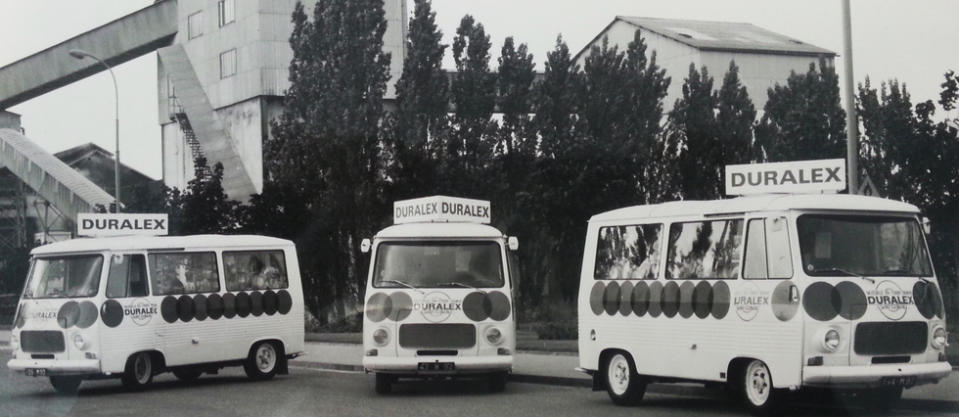 Camionnettes publicitaires Duralex, dans les années 1960, stationnées devant l'usine de La Chapelle-Saint-Mesmin.
