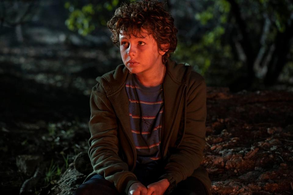 Der junge Connor (Finn Little) kämpft in den Wäldern von Montana ums Überleben. (Bild: 2021 Warner Bros. Entertainment Inc. All Rights Reserved)