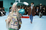 <p>Makabrer Hingucker: Einige Models trugen bei der Show von Gucci eine Kopie ihres Kopfes unter dem Arm über den Laufsteg. (Bild: AP Photo/Antonio Calanni) </p>