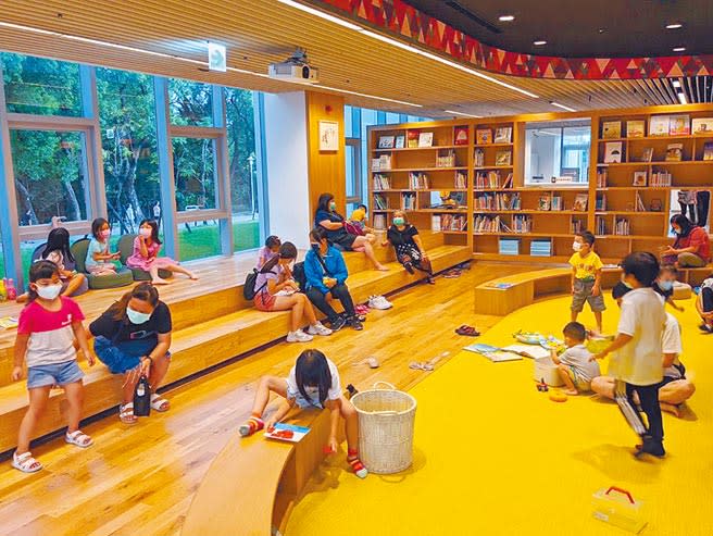 號稱「森林中的圖書館」的屏東縣立總圖書館，自重新開幕後3個多禮拜以來，已吸引12萬人次造訪，兒童區受到親子歡迎。（潘建志攝）