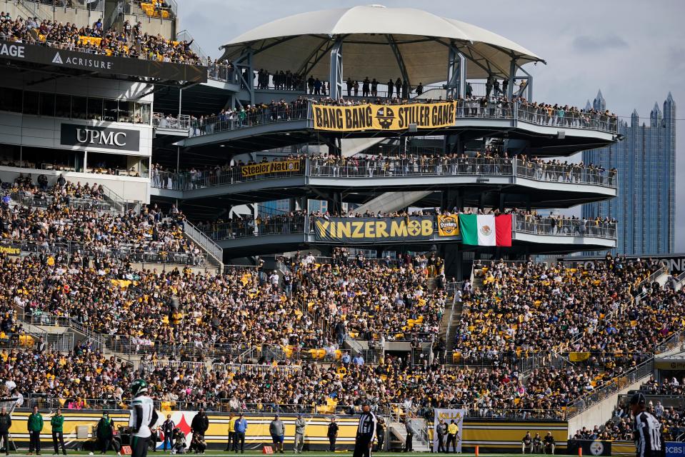 Fans crowd the rotunda at Acrisure Stadium to watch during the second half of the game between the Steelers and Jets.