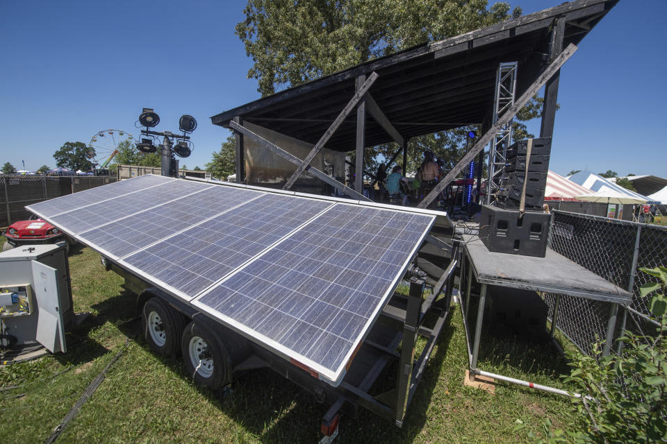 Paneles solares dan energía al escenario "How Stage" durante el Festival de Música y Artes de Bonnaroo, el sábado 18 de junio de 2022 en Manchester, Tennessee. (Foto de Amy Harris/Invision/AP)