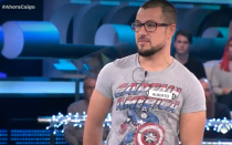 <p>This contestant on Ahora Caigo, a Spanish version of US game show 'Who's Still Standing?', was left completely embarrassed when he got a question totally wrong despite the answer actually being right 'in front' of him.</p>