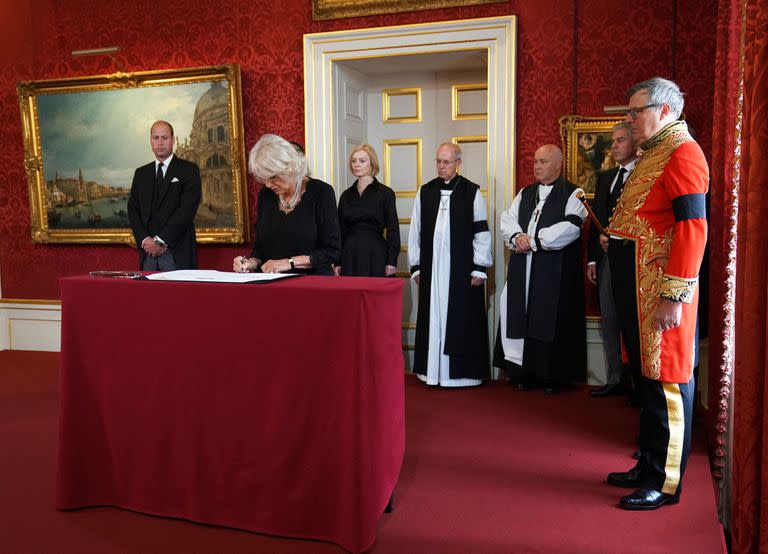 Camilla de Gran Bretaña, la reina consorte firma la Proclamación de Adhesión del Rey Carlos III