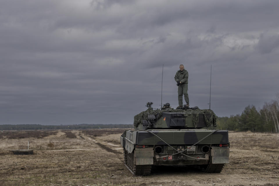 Un tanque de fabricación alemana el mes pasado en una base en Swietoszow, Polonia, donde el Ejército polaco entrena a soldados ucranianos, el 13 de febrero de 2023. (Maciek Nabrdalik/The New York Times)