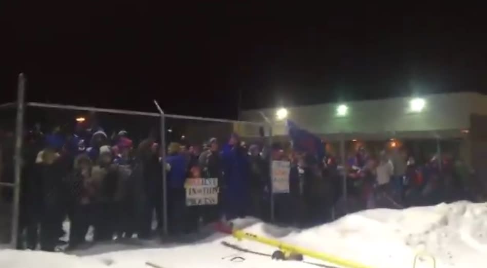 Bills fans cheer the arrival of the team after their 10-3 loss in the wild-card round. (Twitter/@SalSports)