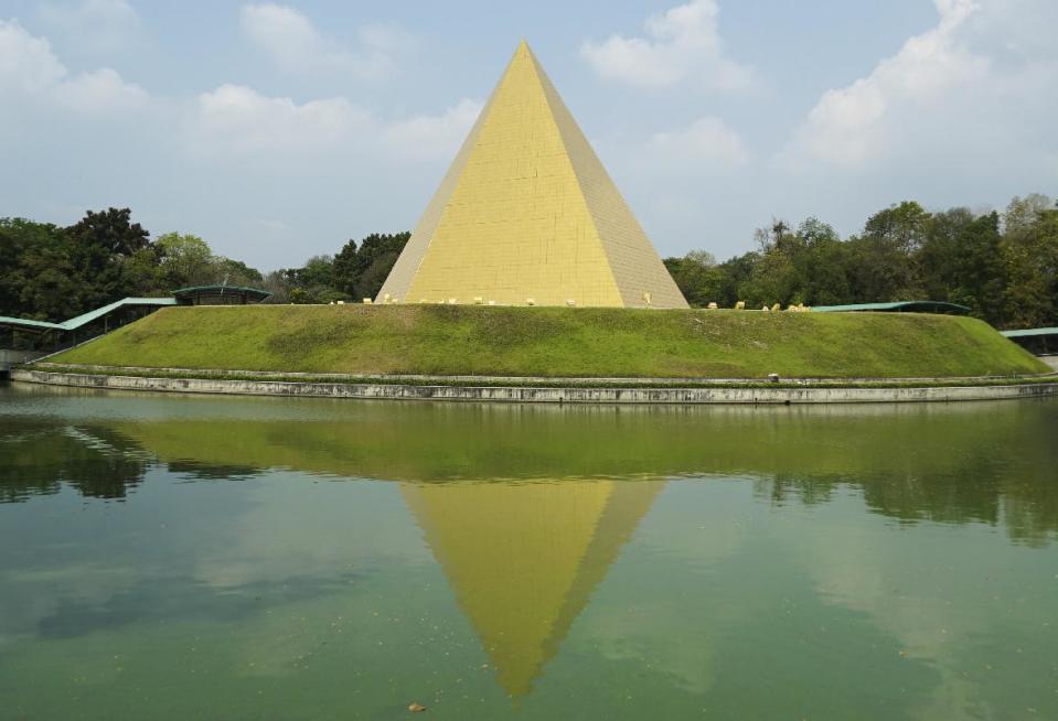 Pirámide bañada en oro en homenaje al fundador del templo de Dhammakaya frente a un lago artificial en la provincia de Pathum Thani, Tailandia, el 27 de marzo del 2017. (AP Photo/Dake Kang)