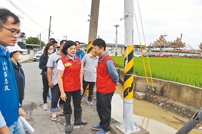 雲林縣長張麗善（右前二）到沿海鄉鎮勘查易淹水地區，強調災害應變中心已啟動3級開設隨時因應。（張朝欣攝）