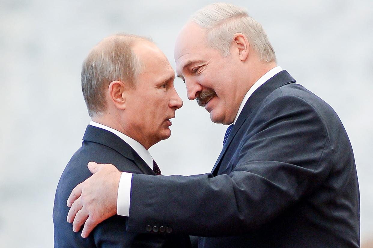 Le président russe Vladimir Poutine accueilli par son homologue biélorusse Alexandre Loukachenko lors d'un sommet à Minsk, le 10 octobre 2014. - MAXIM MALINOVSKY / AFP