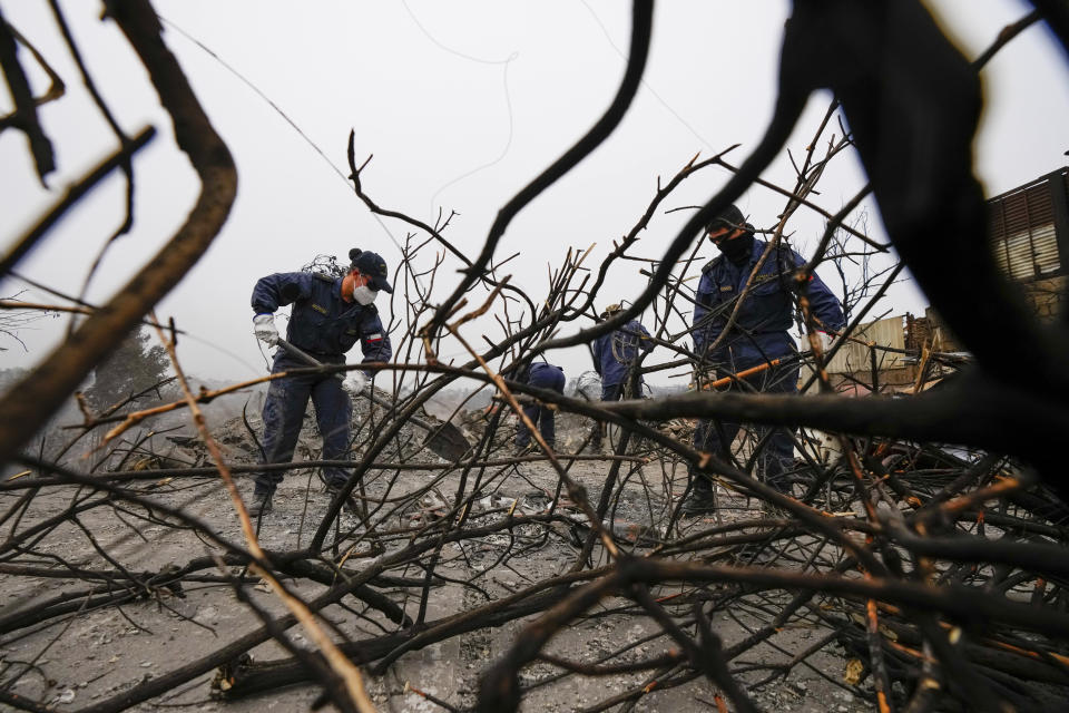 Miembros de la Armada de Chile limpian áreas quemadas del barrio Villa Independencia que fue afectado por incendios forestales en Viña del Mar, Chile, el martes 6 de febrero de 2024. (AP Foto/Esteban Felix)