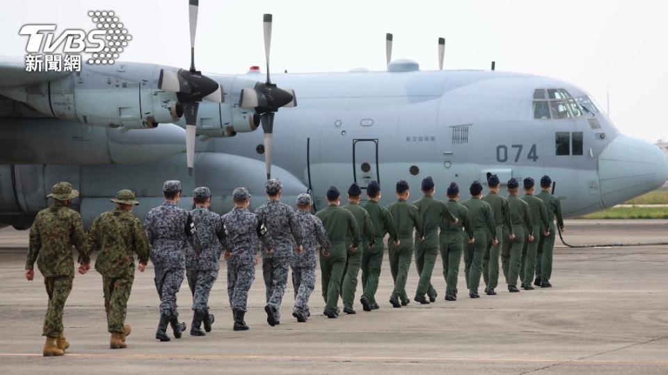 日本自衛隊登機前往蘇丹撤僑。（圖／達志影像美聯社）