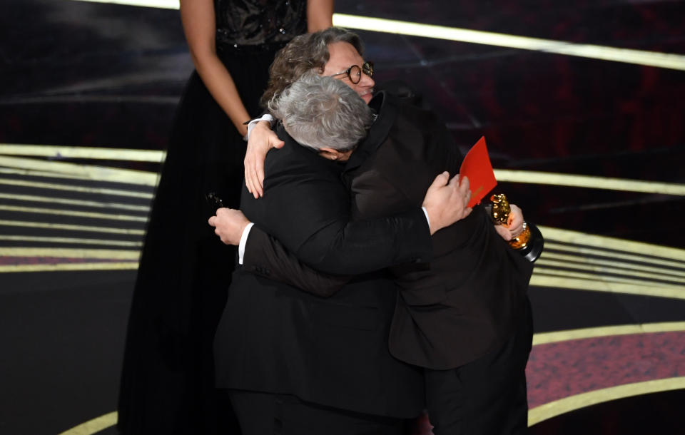 Alfonso Cuaron y Guillermo del Toro, dos amigos en el camino del cine. (Foto de Kevin Winter/Getty Images)