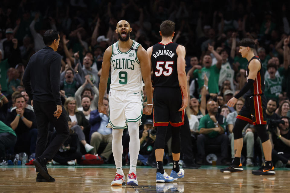 O guarda do Boston Celtics, Derrick White (9), grita após acertar uma cesta de 3 pontos contra o Miami Heat durante o quarto período no TD Garden.  (Winslow Townson/USA Today Sports)