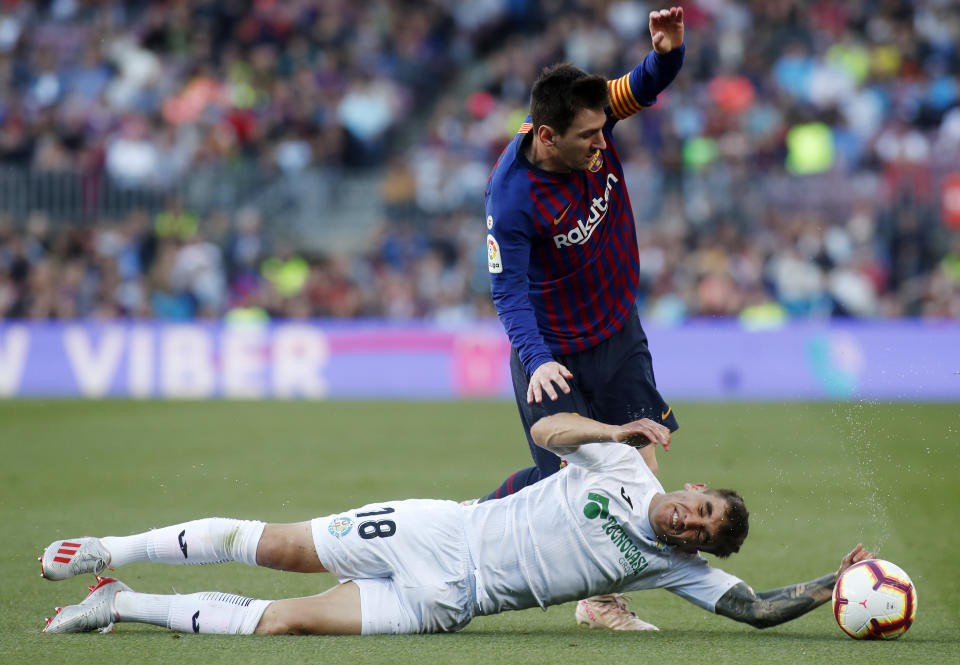 Barcelona forward Lionel Messi fights for the ball against Getafe's Mauro Wilney Arambarri during the Spanish La Liga soccer match between FC Barcelona and Getafe at the Camp Nou stadium in Barcelona, Spain, Sunday, May 12, 2019. (AP Photo)