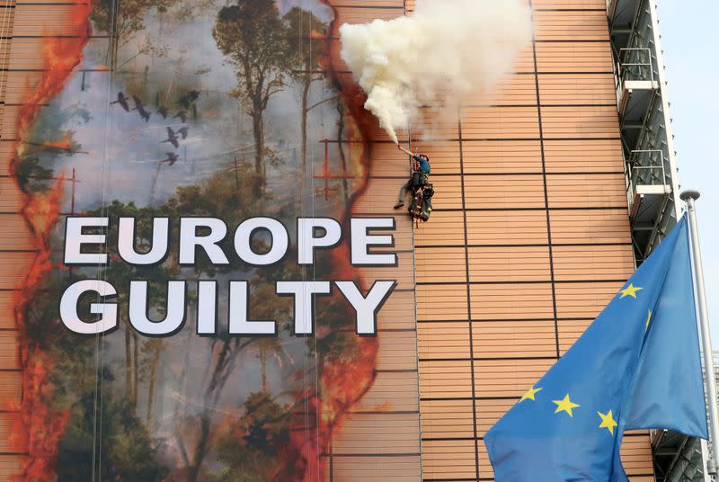 FOTO DE ARCHIVO: Un activista de Greenpeace tras desplegar una pancarta frente a la sede de la Unión Europea para protestar contra los daños que se están produciendo en la selva amazónica, en Bruselas, Bélgica, el 11 de septiembre de 2020