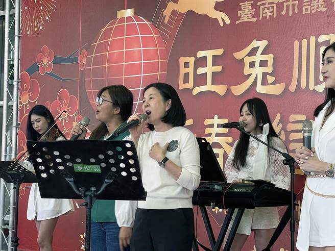 台南市議長邱莉莉與民進黨議員沈家鳳合唱台語歌曲〈感謝你的愛〉。（洪榮志攝）