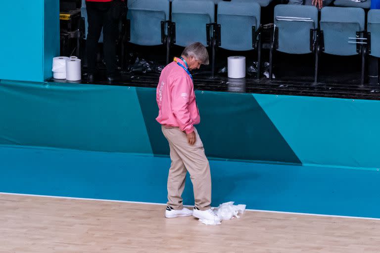 Harold Mayne-Nicholls se hizo cargo de una labor inesperada por la goteras del handball