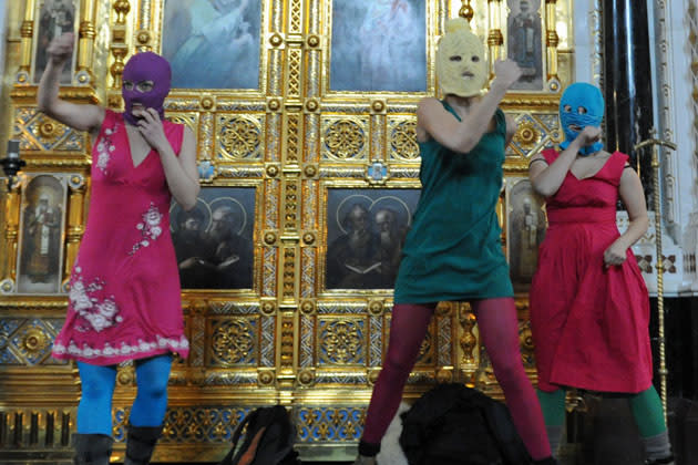 <b>Solidarität mit Pussy Riot</b><br><br>Später wurde eine der Frauen freigesprochen. Auslöser war ein Auftritt in der Christ-Erlöser-Kathedrale in Moskau, den die Frauen als 41 Sekunden langes Video ins Internet stellten. Im Februar sang die Band dort mit Sturmhauben und grellen Kleidern ein „Punk-Gebet“ gegen die Verbindung von Kirche und Staat. (Bild: dpa)